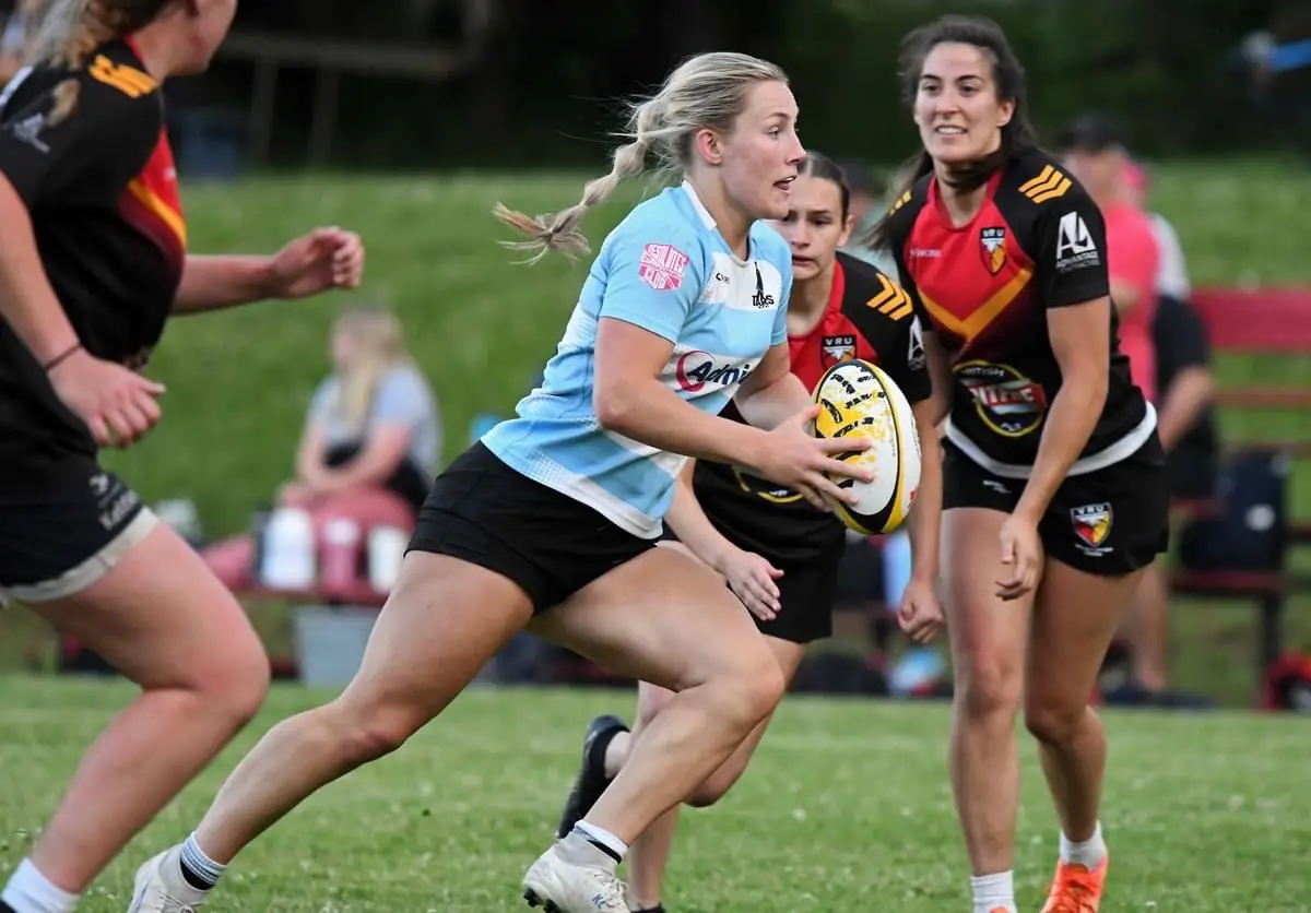 A Tars women’s Division 1 player carrying into contact